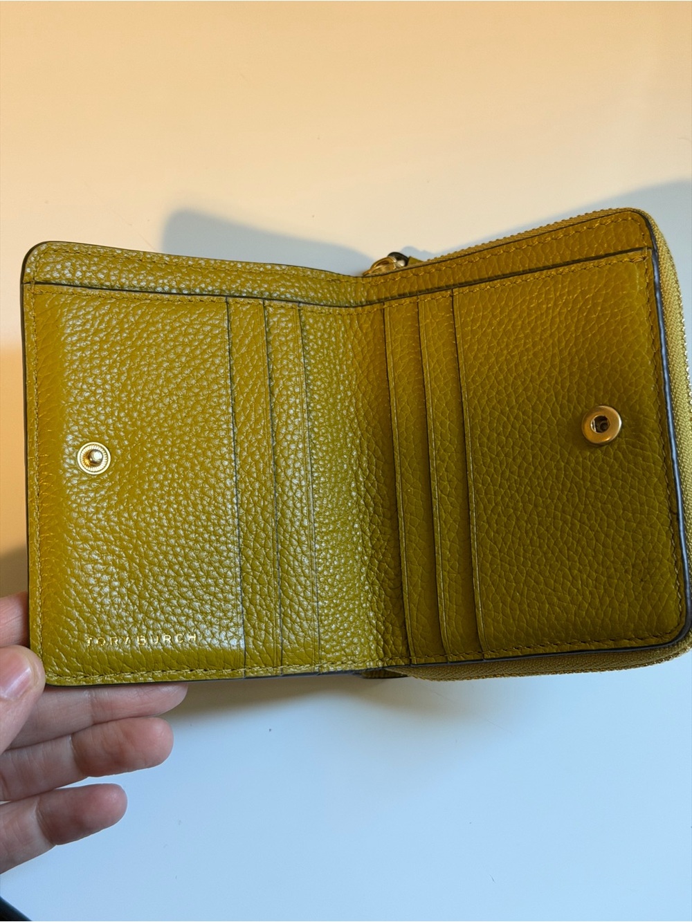 Tory Burch Green Pebbled Leather Zip Wallet - Picture 4 of 8
